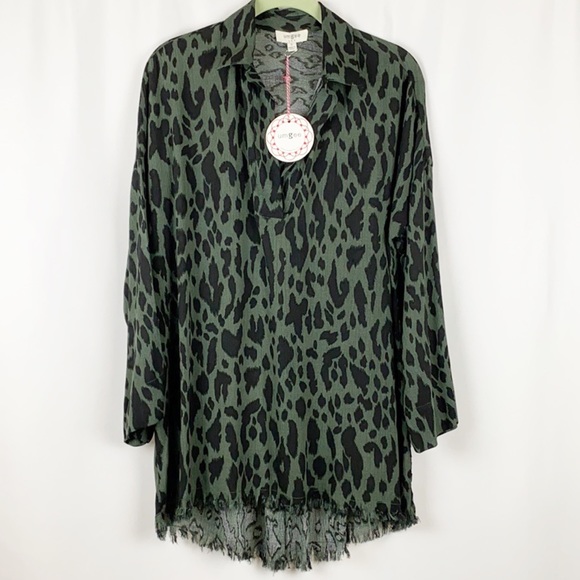 UMGEE Animal Print V-Neck Collar Tunic--Only Small  Left - Picture 5 of 11